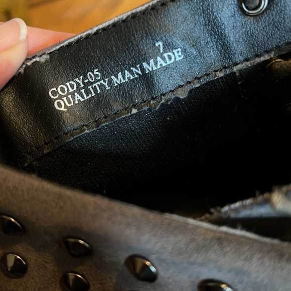 Grey and black studded combat boots - Picture 4 of 4